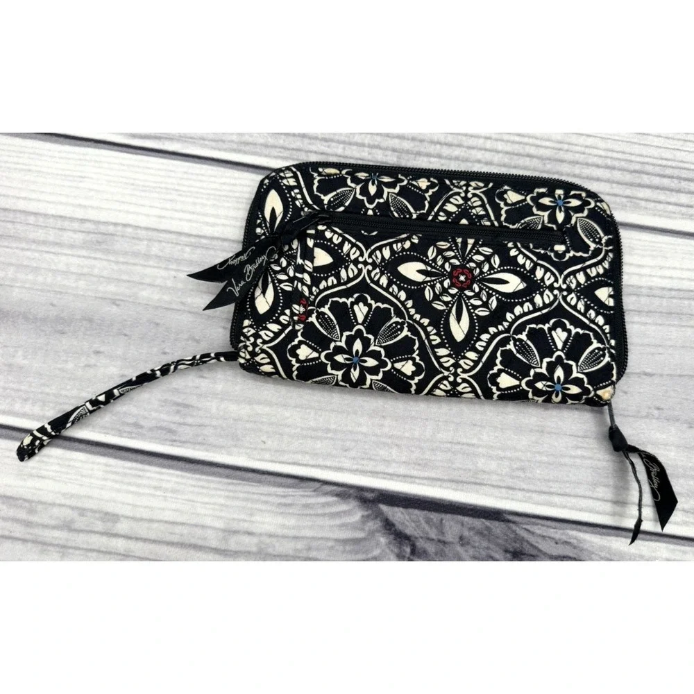VERA‎ BRADLEY BARCELONA BLACK / WHITE ZIP AROUND WRISTLET WALLET